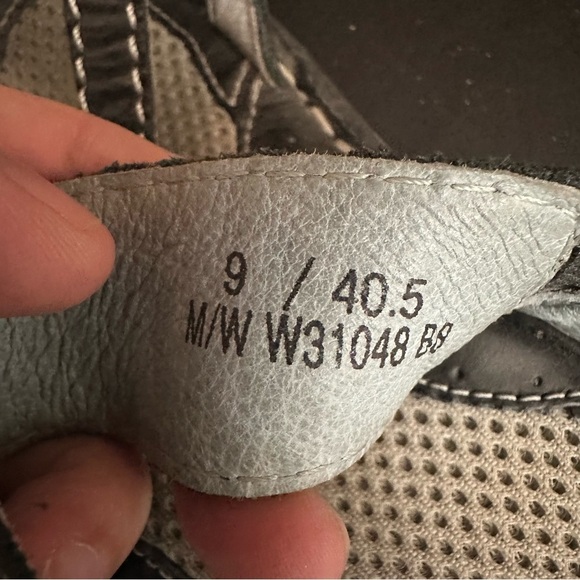 Born Women’s Black Leather Strappy Flat Cushioned Comfort Sandals 9 Flip Flops - Picture 7 of 9